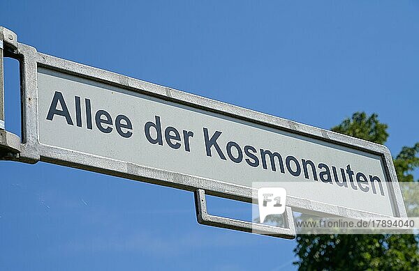 Straßenschild  Allee der Kosmonauten  Marzahn  Berlin  Deutschland  Europa