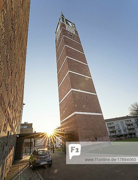 Turm der Stadtkirche am Abend mit Sonnenstern Pforzheim Deutschland Europa