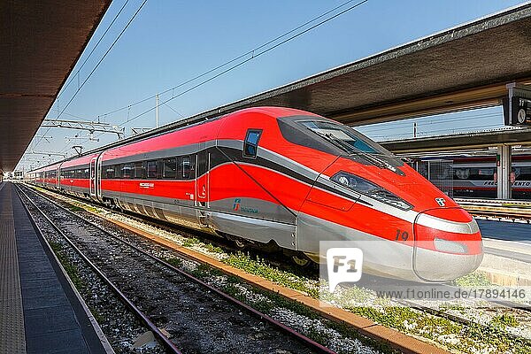 Frecciarossa FS ETR 1000 Hochgeschwindigkeitszug von Trenitalia im Bahnhof Venezia Santa Lucia in Venedig  Italien  Europa
