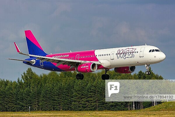 Ein Airbus A321 Flugzeug der Wizzair mit dem Kennzeichen HA-LTJ auf dem Flughafen Oslo Gardermoen Norwegen Europa