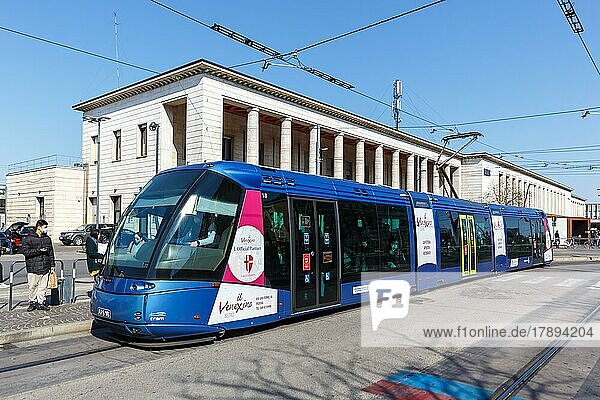 Straßenbahn auf Gummirädern Tram Tranvia di Padova vom Typ Translohr am Bahnhof in Padua  Italien  Europa