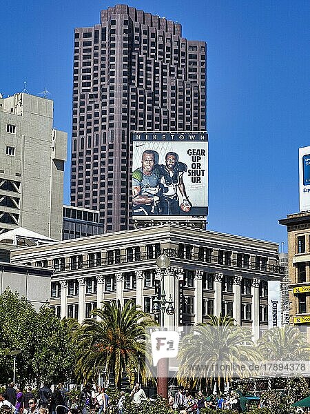 Fußgänger  Hochhaus und Palmen am Union Square  großflächiges Werbebanner für Sportartikel  Niketown  Nike  San Francisco  Kalifornien  USA  Nordamerika
