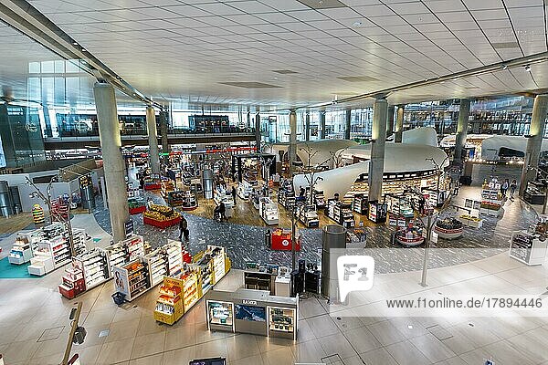 Duty Free Shop im Terminal des Flughafen Oslo Gardermoen Airport  Norwegen  Europa