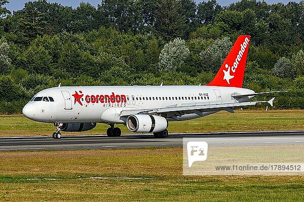 Ein Airbus A320 der Corendon Airlines mit dem Kennzeichen OY-RUZ auf dem Flughafen Hamburg Deutschland Europa