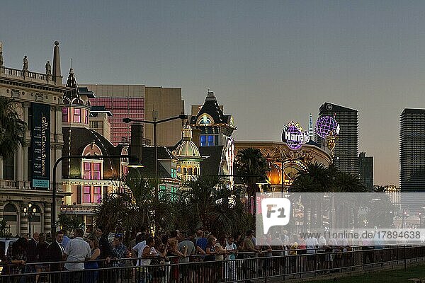 Neonlichter am Las Vegas Strip  Fußgänger  Menschenmenge in der Abenddämmerung  Las Vegas  Nevada  USA  Nordamerika
