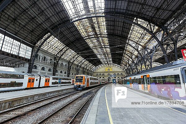 Rodalies Nahverkehr Züge im Bahnhof Franca Eisenbahn Bahn in Barcelona  Spanien  Europa