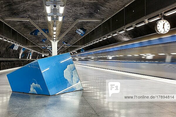 Kunstvoll gestaltete U-Bahn Metro tunnelbana U-Bahnhof Haltestelle Station Solna Strand in Stockholm  Schweden  Europa