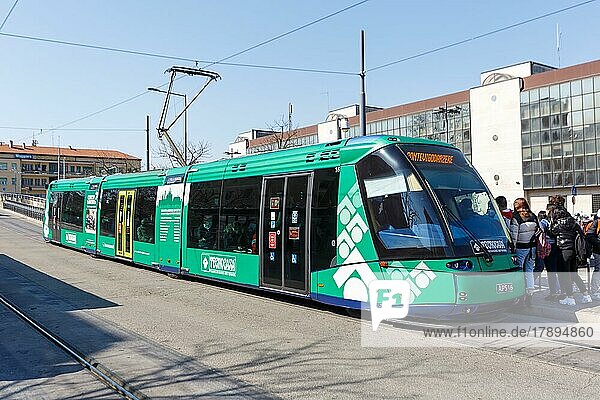 Straßenbahn auf Gummirädern Tram Tranvia di Padova vom Typ Translohr am Bahnhof in Padua Italien Europa
