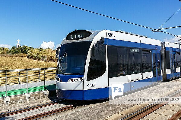 Moderne Siemens Combino Stadtbahn Metro Sul do Tejo Straßenbahn Tram ÖPNV öffentlicher Nahverkehr Transport Verkehr in Lissabon Portugal Europa