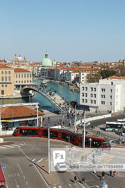 Straßenbahn auf Gummirädern Tram Venezia an der Piazzale Roma in Venedig  Italien  Europa