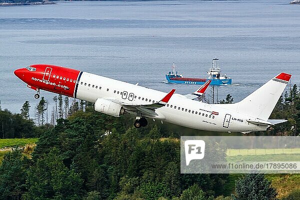 Ein Boeing 737-800 Flugzeug der Norwegian mit dem Kennzeichen LN-NIG auf dem Flughafen Bergen  Norwegen  Europa