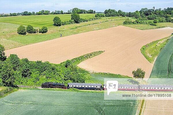 Dampfzug der Miljoenenlijn Museumsbahn Eisenbahn Bahn Dampfeisenbahn Luftbild bei Wijlre  Holland