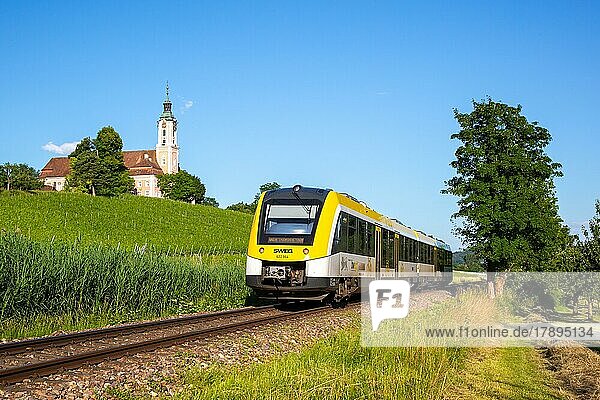 Regionalbahn Regionalzug der SWEG von bwegt beim Kloster Birnau Deutschland Europa