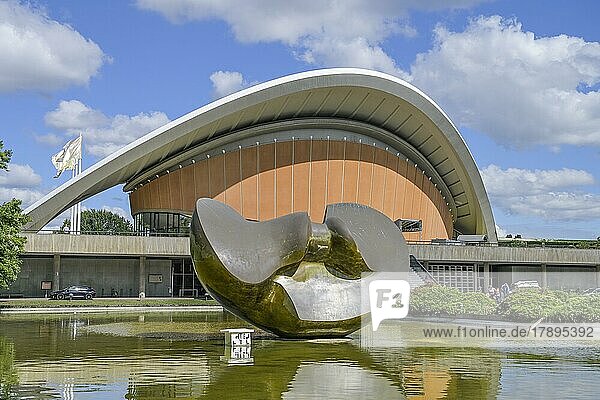 Henry Moore: Large divided oval Butterfly  Haus der Kulturen der Welt  John-Foster-Dulles-Allee  Tiergarten  Berlin  Deutschland  Europa