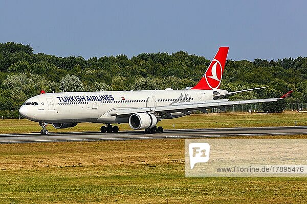 Ein Airbus A330-300 der Turkish Airlines mit dem Kennzeichen TC-JNS auf dem Flughafen Hamburg  Deutschland  Europa