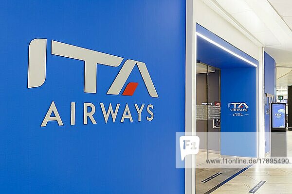 Logo der ITA Airways an einer Lounge auf dem Flughafen Rom Fiumicino  Italien  Europa