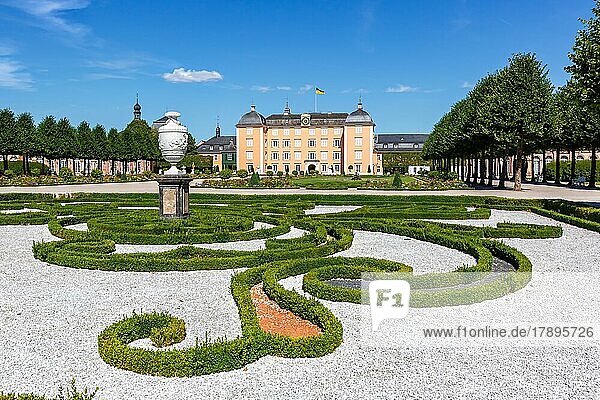 Schloss Schwetzingen mit Schlossgarten Park Reise reisen Architektur in Schwetzingen  Deutschland  Europa
