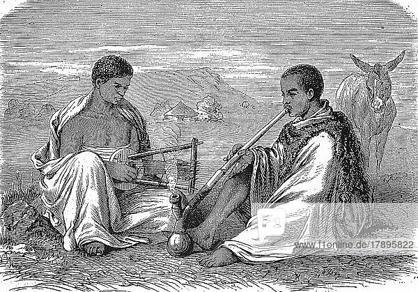 Abessinien  Einheimische Bauern beim Pfeife rauchen und Musikinstrument spielen  1869  Äthiopien  Historisch  digital restaurierte Reproduktion einer Originalvorlage aus dem 19. Jahrhundert  genaues Originaldatum nicht bekannt  Afrika