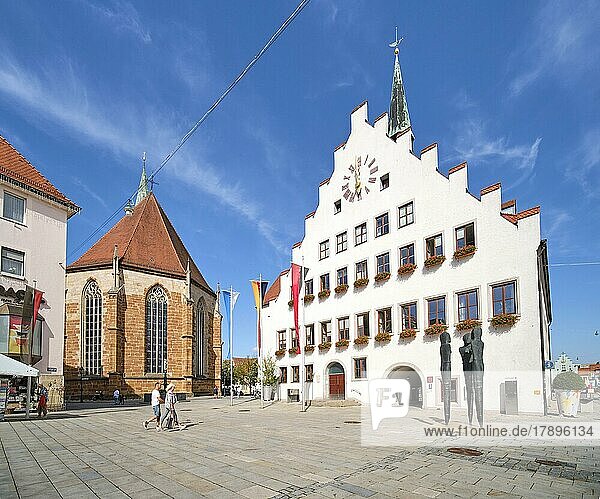 Münster St. Johannes und Rathaus  Marktplatz  Neumarkt in der Oberpfalz  Bayern  Deutschland  Europa