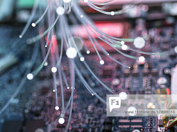 Glasfaserkabel gegen die Hauptplatine des Computers