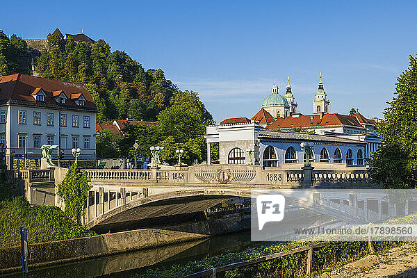 Slovenia  Ljubljana  Dragon Bridge stretching over Ljubljanica river