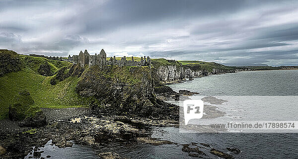 Dunluce Castle auf einer Klippe an der Küste  Portrush  Nordirland