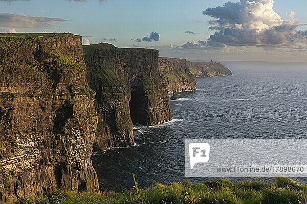 Idyllische Cliffs of Moher am Meer bei Sonnenuntergang  Irland