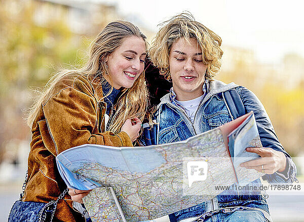 Junge Touristen schauen im Urlaub auf die Karte