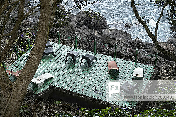 Portugal  Azoren  Lajes Do Pico  Holzterrasse am felsigen Ufer der Insel Pico
