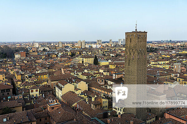 Italien  Emilia-Romagna  Bologna  Blick auf die historische Altstadt mit hohem mittelalterlichen Turm im Vordergrund
