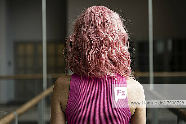 Junge Frau mit rosa gefärbten Haaren
