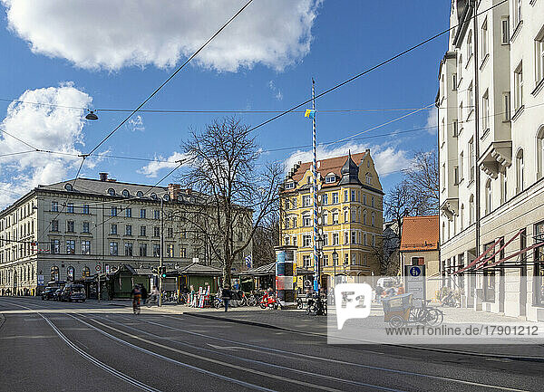 Deutschland  Bayern  München  Stromleitungen hängen über der Straße vor dem Wiener Platz