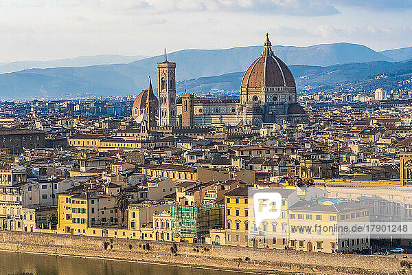 Italien  Toskana  Florenz  Kathedrale von Florenz  Giottos Campanile und umliegende Gebäude