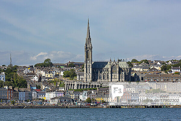 Irland  County Cork  Cobh  Blick auf die Küstenstadt mit der Kathedrale Saint Colmans in der Mitte