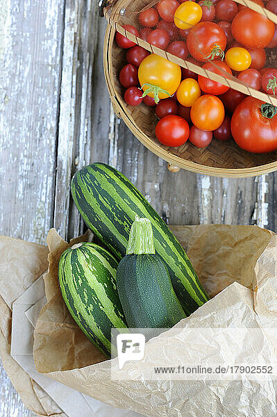 Frisch gepflückte Tomaten und Zucchini