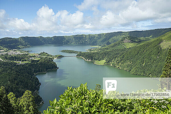 Portugal  Azoren  Furnas  malerischer Blick auf das Sete Cidades-Massiv