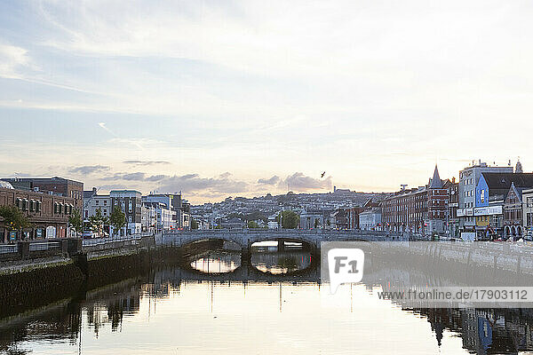 Irland  Munster  Cork  Blick auf die St. Patrick's Bridge  die sich bei Sonnenuntergang über den River Lee-Kanal erstreckt