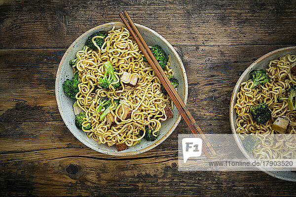 Two bowls of ramen noodles with broccoli and smoked tofu