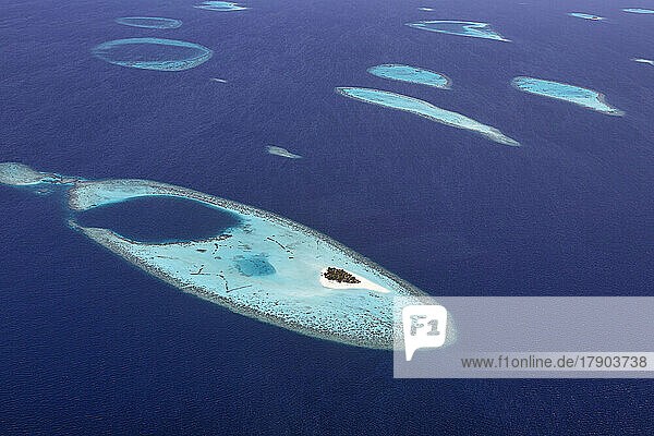 Maldives  Kolhumadulu Atoll  Aerial view of small islet in Indian Ocean
