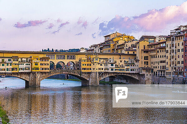 Italien  Toskana  Florenz  Ponte Vecchio mit Wohngebäuden im Hintergrund in der Abenddämmerung