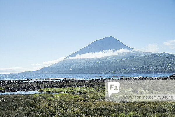 Portugal  Azoren  Lajes Do Pico  Berg Pico und Küste der Insel Pico