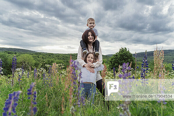 Junge Frau mit Kindern auf der Wildblumenwiese