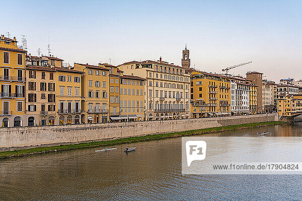 Italien  Toskana  Florenz  Häuserzeile am Fluss Arno