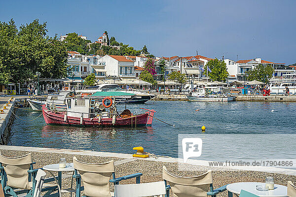 Blick auf Boote im Alten Hafen  Skiathos Stadt  Insel Skiathos  Sporaden  Griechische Inseln  Griechenland  Europa