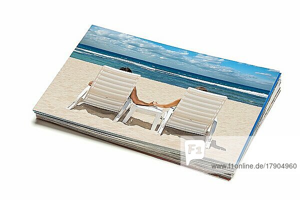 Urlaub Strand Konzept kreativen Hintergrund  Stapel von Urlaubsfotos mit Paar am Strand Bild oben vor weißem Hintergrund
