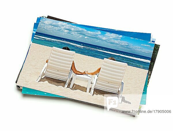 Urlaub Strand Konzept kreativen Hintergrund  Stapel von Urlaubsfotos mit Paar am Strand Bild oben vor weißem Hintergrund
