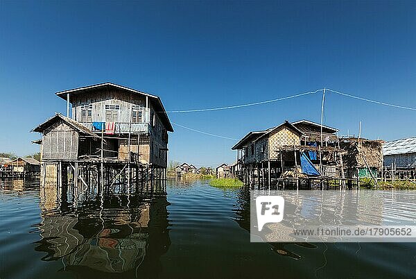 Gestelzte Häuser in einem Dorf am Inle-See  Myanmar  Asien