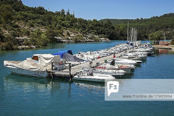 Boote im Bootshafen in Esparron-de-Verdon  Lac d Esparron  Provence-Alpes-Côte d?Azur  Provence  Frankreich  Europa