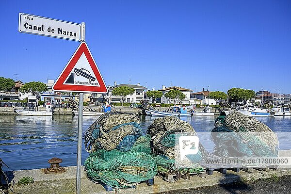 Fischernetze und Verkehrsschild  Marano Lagunare  Provinz Udine  Italien  Europa