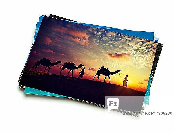 Urlaub Reisekonzept kreativen Hintergrund  Stapel von Urlaub Fotos mit Kamel Karawane Sonnenuntergang Bild oben vor weißem Hintergrund